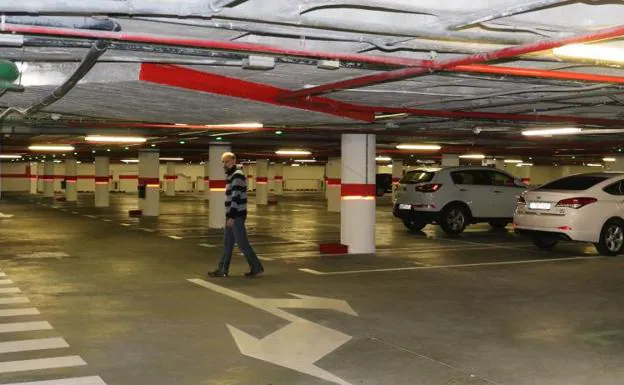 Estado en el que ha quedado el aparcamiento del mercado municipal de El Campillo. 