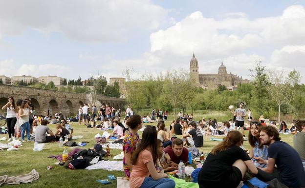 Grupos de jóvenes disfrutan del Lunes de Aguas en las riberas del Tormes.