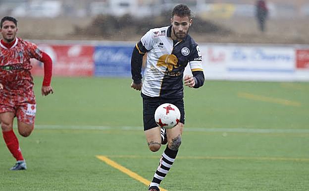 Flórez persigue un balón durante un amistoso ante el Guijuelo. 
