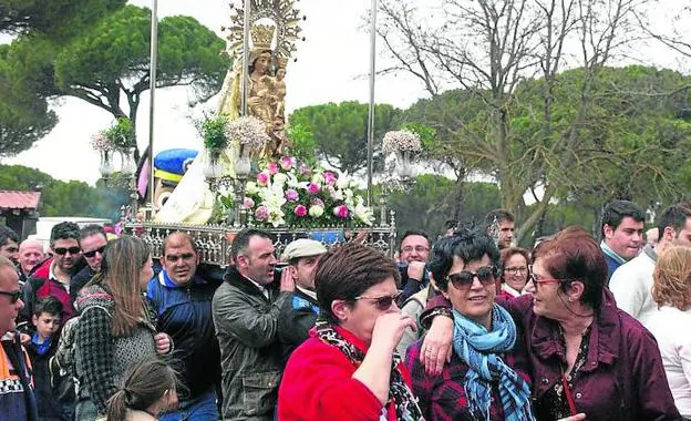 Los vecinos acompañan la imagen de la Virgen de Sacedón, en la localidad de Pedrajas.