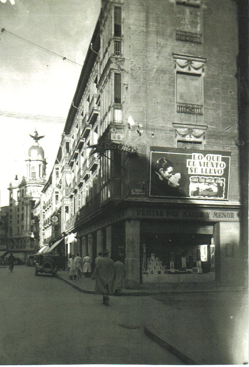 Cartel cinematográfico en la calle Santiago.