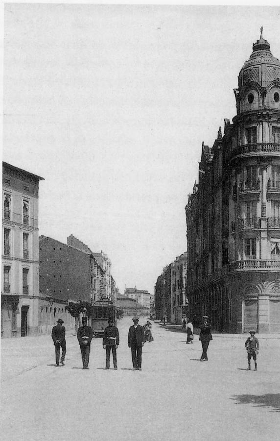 Entrada de la calle Miguel Iscar, fotografía del libro 'Valladolid hace cien años', de Joaquín Díaz.