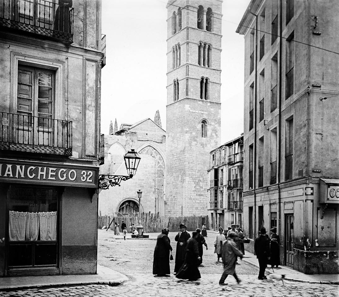 Una imagen de Valladolid, de principio del siglo pasado en los entornos de la iglesia de La Antigua.