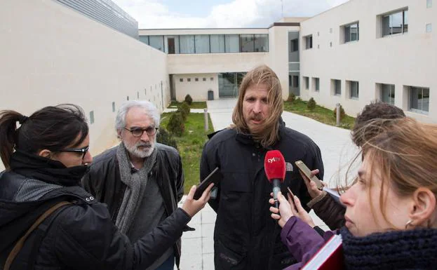 El portavoz de Podemos en las Cortes de Castilla y León, Pablo Fernández, y el secretario general municipal de Podemos Zamora, Braulio Llamero, hablan sobre sanidad en Benavente (Zamora). 