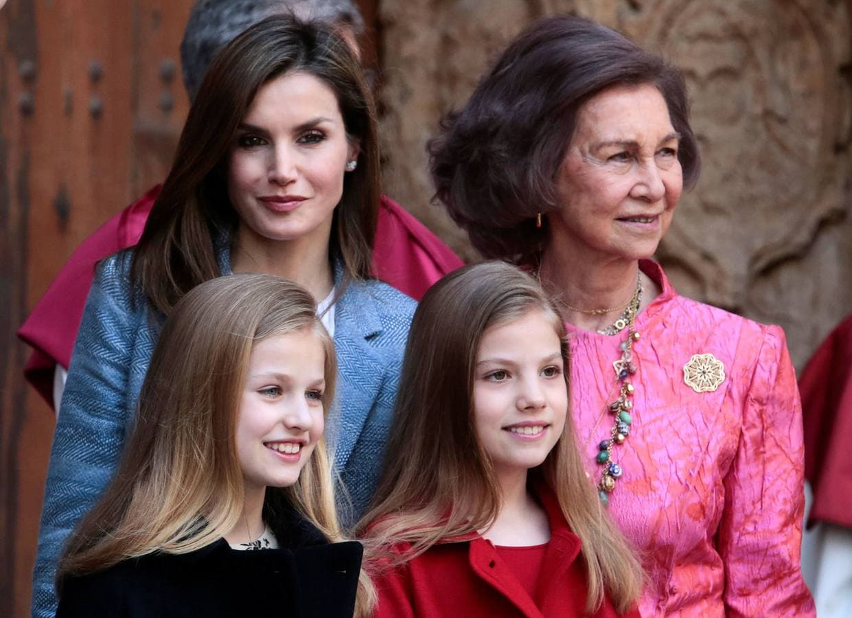 16.04.17 La Reina Letizia, la Reina Sofía, la Princesa Leonor y la Princesa Sofía de España llegan a una misa de Pascua en la catedral de Palma de Mallorca.