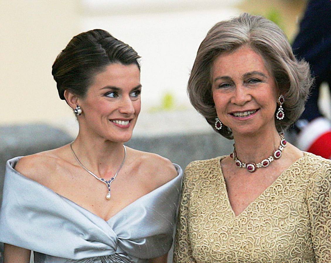 21.05.04 Durante el posado antes del banquete oficial en el Palacio Pardo en la víspera de la boda del príncipe Felipe de Borbón con la periodista Letizia Ortiz.