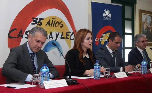 Andrés ortega (i), Silvia Clemente, Carlos Enrique Fuentes y Pedro Palomo, ayer en Sanchonuño. Mónica Rico