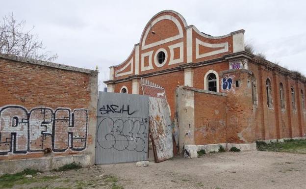 Portón derribado en la parte posterior del cuartel de Conde Ansúrez. 