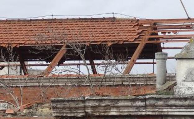 Detalle de una de las cubiertas del cuartel desmontada para sustraer las vigas.