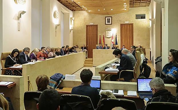 La corporación local participa en una sesión plenaria del Ayuntamiento de Salamanca. 