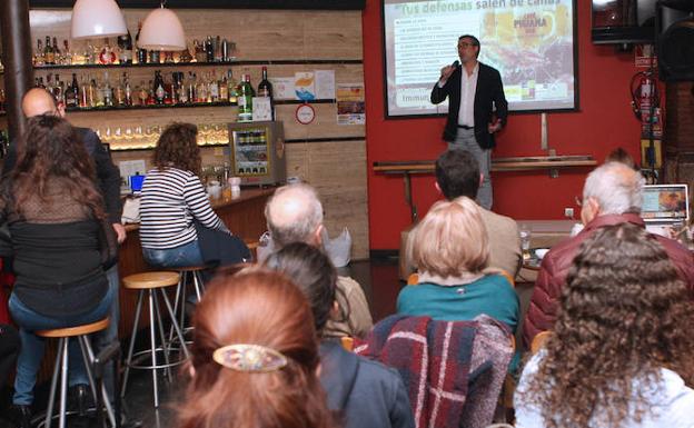 Alfredo Corell, profesor de la UVA, en una actividad de divulgación científica en un bar. 