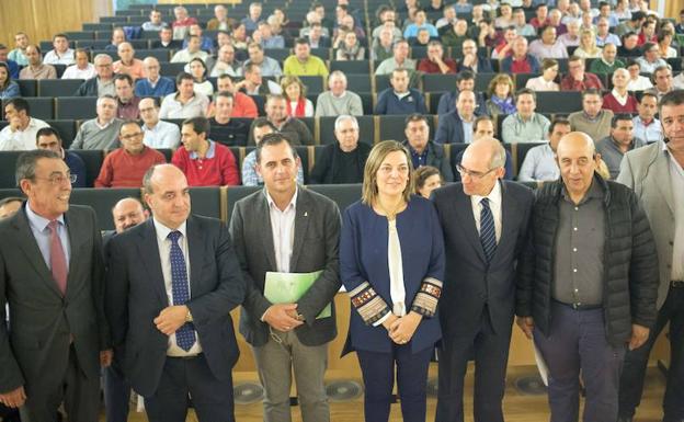 La consejera de Agricultura, Milagros Marcos (en el centro), junto a autoridades y representantes de las organizaciones agrarias. 