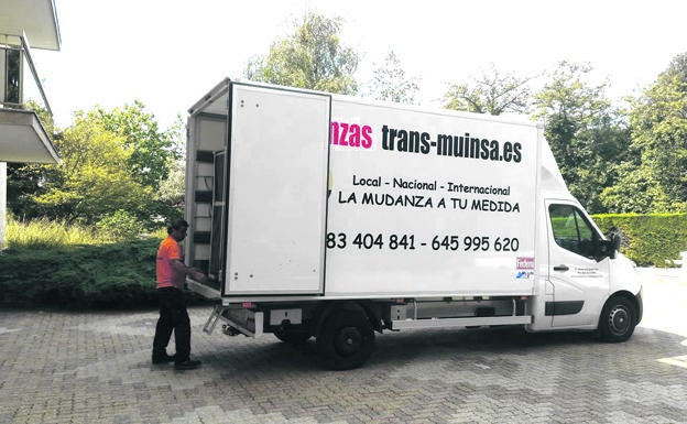 Un trabajador de Transmuinsa, durante una mudanza. 