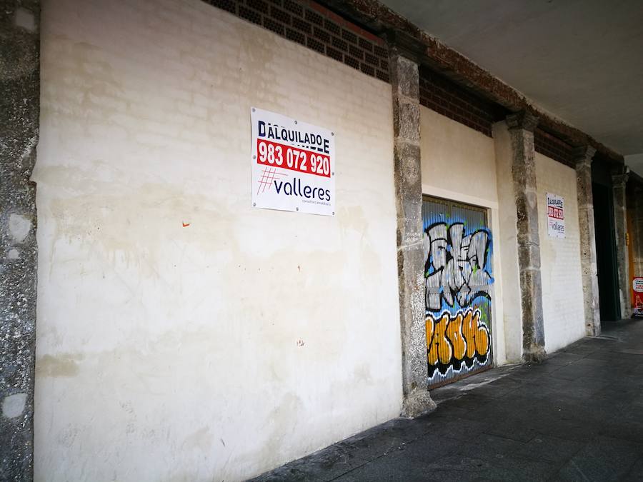 Plaza Mayor. Este es uno de los locales vacíos, de un edificio rehabilitado, que ya tiene el rótulo de ‘Alquilado’.