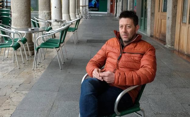 Francisco Javier González Martines, presidente de la recién constituida Asociación Nacional de Afectados pror iDental, posa en los soportales de la Plaza Mayor de Valladolid.