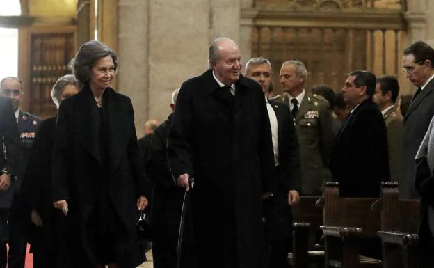 Don Juan Carlos, acompañado de doña Sofía en la misa por el 25 aniversario del fallecimiento del Conde de Barcelona. 