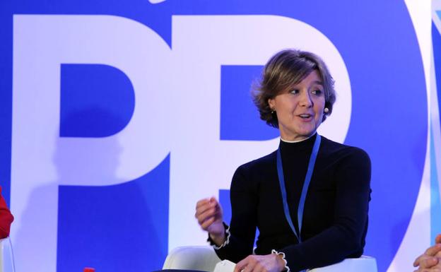 La ministra de Agricultura, Isabel García Tejerina, durante su intervención en el Panel Solidaridad e Igualdad, dentro de la Convención Nacional del PP en Sevilla.