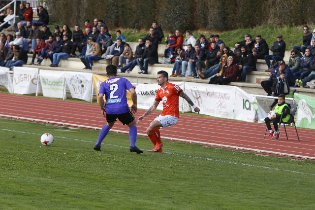 El equipo salmantino ha logrado un importante triunfo en su aspiración de proclamarse campeón del grupo VIII de Tercera, al derrotar a la Bañeza, que se adelantó en el marcador.