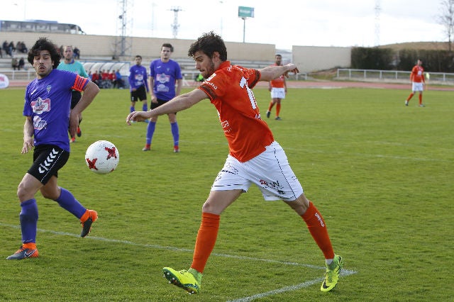 El equipo salmantino ha logrado un importante triunfo en su aspiración de proclamarse campeón del grupo VIII de Tercera, al derrotar a la Bañeza, que se adelantó en el marcador.