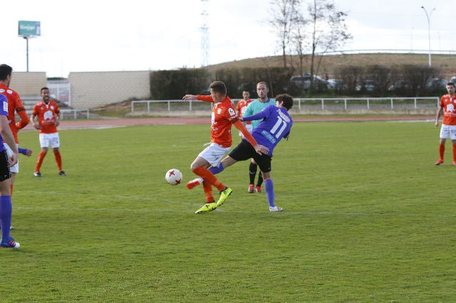 El equipo salmantino ha logrado un importante triunfo en su aspiración de proclamarse campeón del grupo VIII de Tercera, al derrotar a la Bañeza, que se adelantó en el marcador.