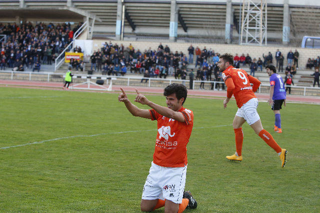 El equipo salmantino ha logrado un importante triunfo en su aspiración de proclamarse campeón del grupo VIII de Tercera, al derrotar a la Bañeza, que se adelantó en el marcador.