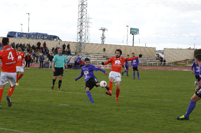 El equipo salmantino ha logrado un importante triunfo en su aspiración de proclamarse campeón del grupo VIII de Tercera, al derrotar a la Bañeza, que se adelantó en el marcador.