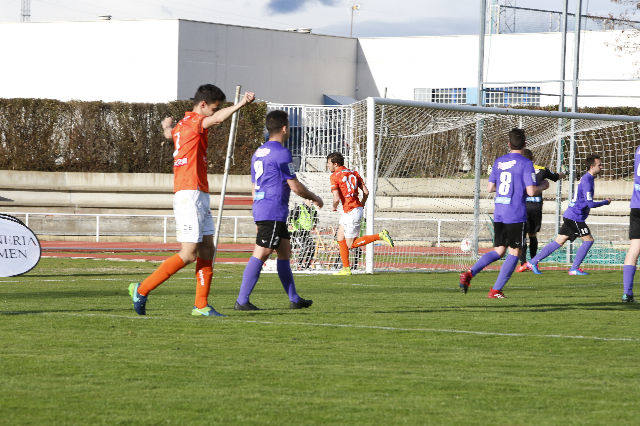 El equipo salmantino ha logrado un importante triunfo en su aspiración de proclamarse campeón del grupo VIII de Tercera, al derrotar a la Bañeza, que se adelantó en el marcador.