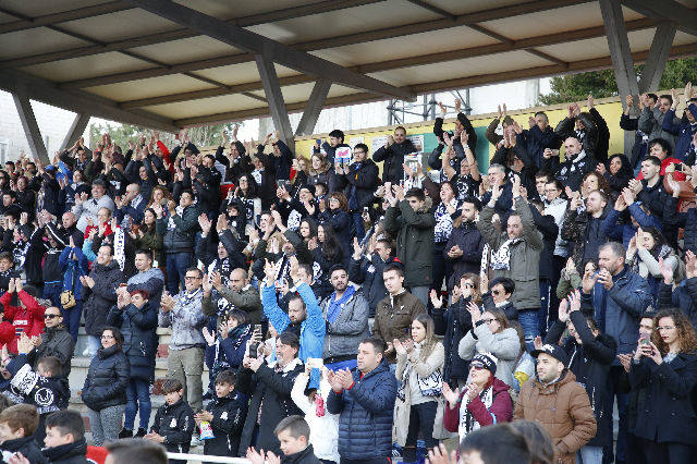 El equipo salmantino ha logrado un importante triunfo en su aspiración de proclamarse campeón del grupo VIII de Tercera, al derrotar a la Bañeza, que se adelantó en el marcador.