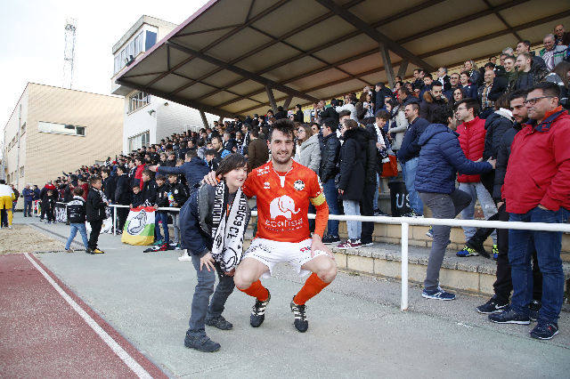El equipo salmantino ha logrado un importante triunfo en su aspiración de proclamarse campeón del grupo VIII de Tercera, al derrotar a la Bañeza, que se adelantó en el marcador.