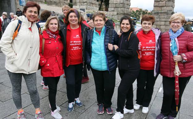 Un grupo de participantes de la segunda marcha solidaria organizada por Cruz Roja en Segovia. 