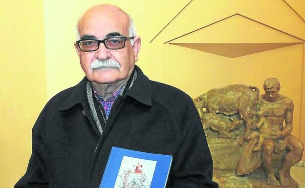 El profesor Eugenio Plaza, con su libro. 