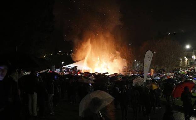 La falla adulta perece pasto de las llamas en la Vaguada de la Palma