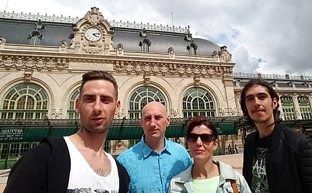 La familia Lalescu, procedente de Rumanía, con Robert, Toni, Natacha y Albert. 