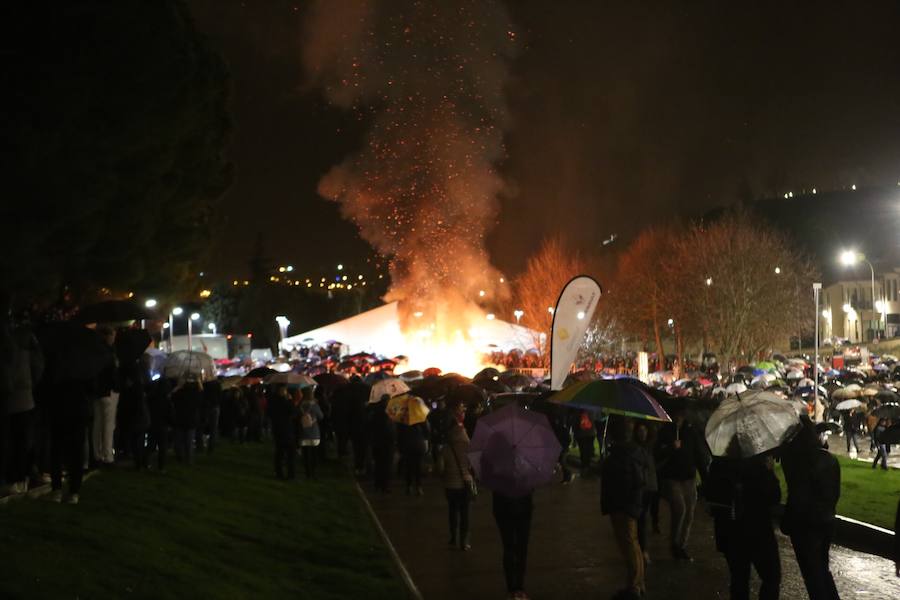 La amenaza de la lluvia no impidió que los ninots fueran devorados por las llamas, poniendo el colofón nocturno a la celebración de las Fallas que, en versión salmantina, se celebró durante el fin de semana a orillas del Tormes.