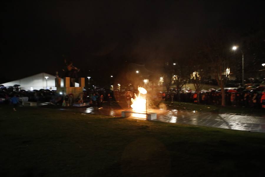 La amenaza de la lluvia no impidió que los ninots fueran devorados por las llamas, poniendo el colofón nocturno a la celebración de las Fallas que, en versión salmantina, se celebró durante el fin de semana a orillas del Tormes.