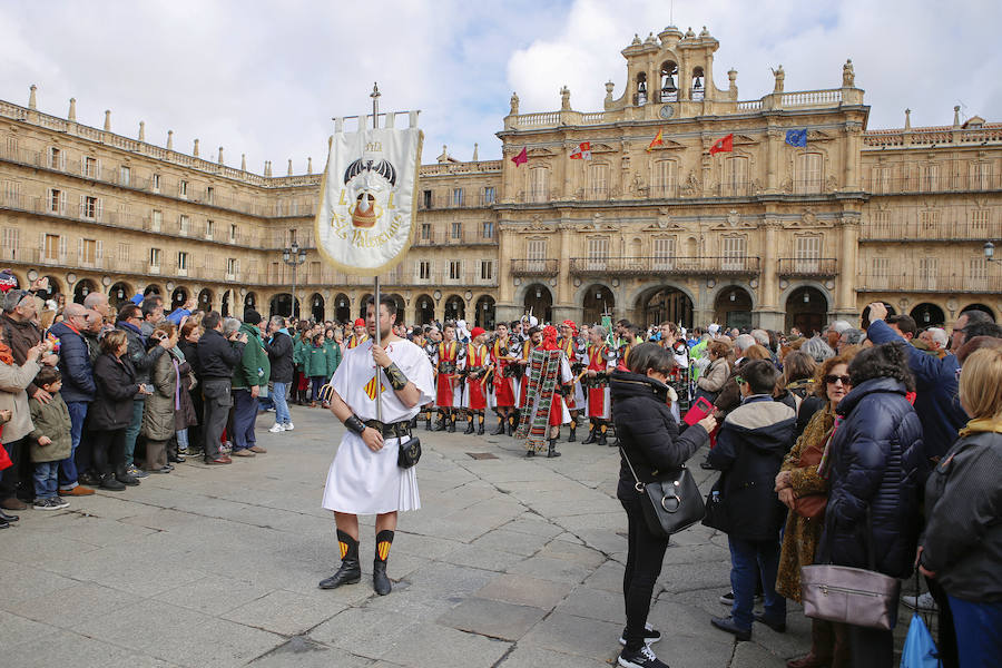 La amenaza de la lluvia no impidió que los ninots fueran devorados por las llamas, poniendo el colofón nocturno a la celebración de las Fallas que, en versión salmantina, se celebró durante el fin de semana a orillas del Tormes.