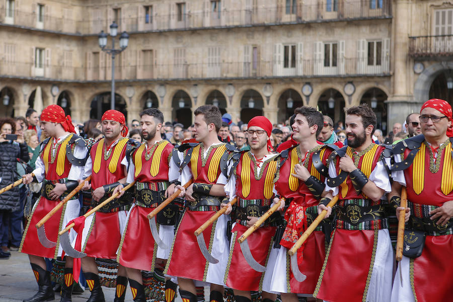 La amenaza de la lluvia no impidió que los ninots fueran devorados por las llamas, poniendo el colofón nocturno a la celebración de las Fallas que, en versión salmantina, se celebró durante el fin de semana a orillas del Tormes.