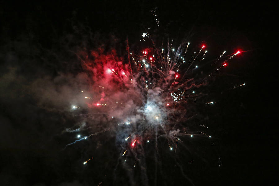 La amenaza de la lluvia no impidió que los ninots fueran devorados por las llamas, poniendo el colofón nocturno a la celebración de las Fallas que, en versión salmantina, se celebró durante el fin de semana a orillas del Tormes.