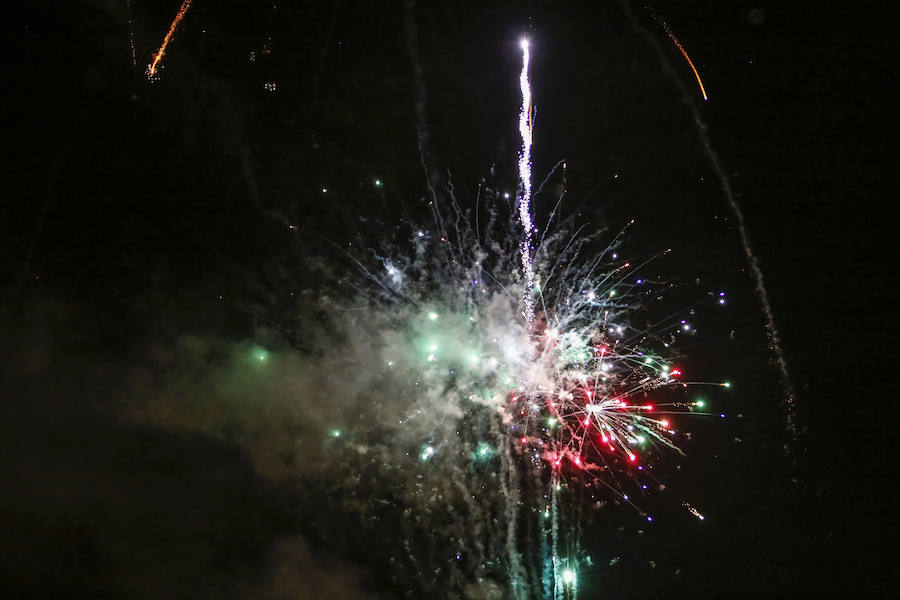 La amenaza de la lluvia no impidió que los ninots fueran devorados por las llamas, poniendo el colofón nocturno a la celebración de las Fallas que, en versión salmantina, se celebró durante el fin de semana a orillas del Tormes.