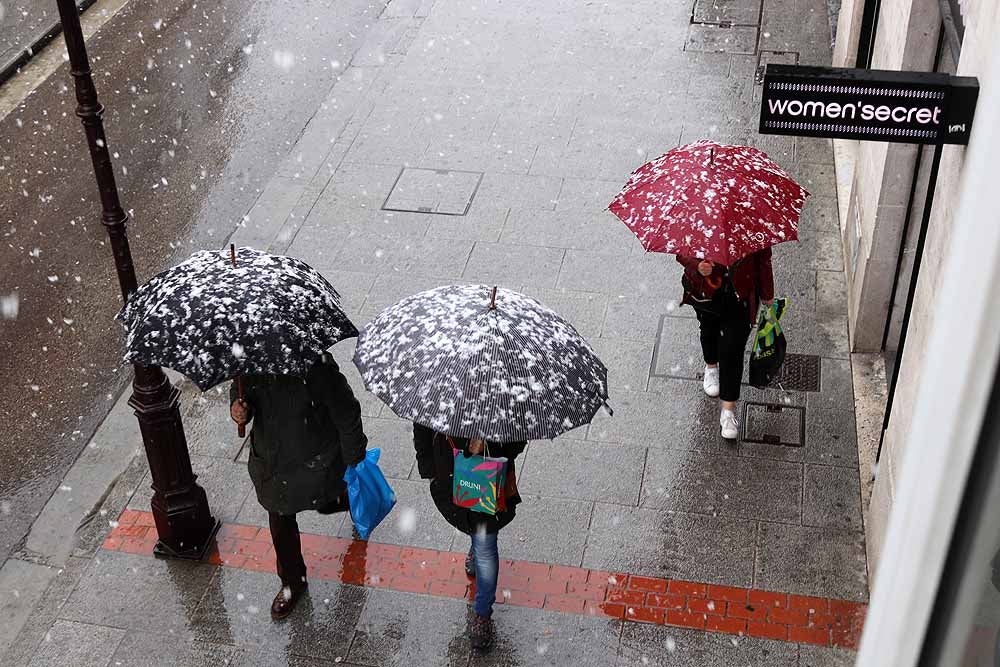 Fotos: Lunes de nieve en Burgos