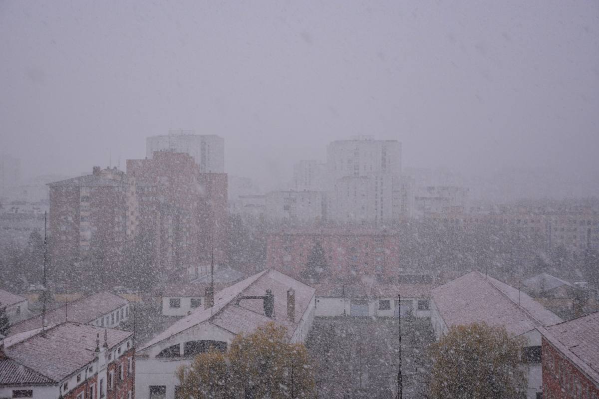 Fotos: Lunes de nieve en Burgos