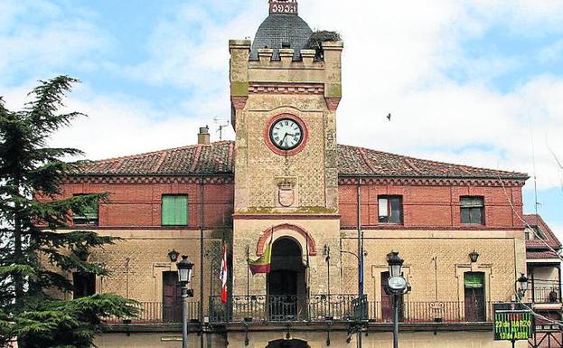 Fachada de la Casa Consistorial de Carbonero el Mayor. 