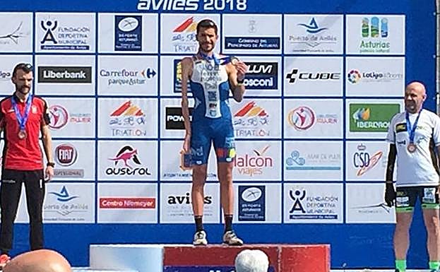 Alejandro Sánchez Palomero, en lo alto del podio en Avilés. 