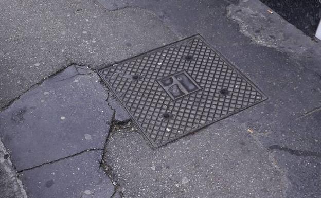 Imagen principal - Estas son las zonas con más baches de Valladolid, según los lectores de El Norte 