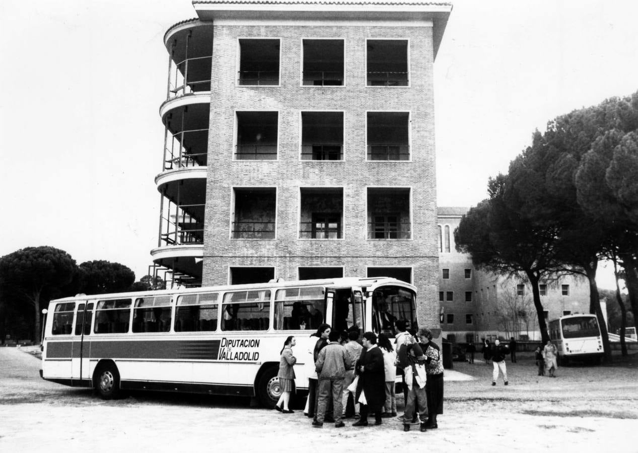 Inaugurado en 1954, entre las localidades de Viana de Cega y Boecillo, acogió a los enfermos del antiguo pabellón de la Magdalena | En los años 80, se convirtió en un centro de Educación Especial dependiente de la Diputación Provincial