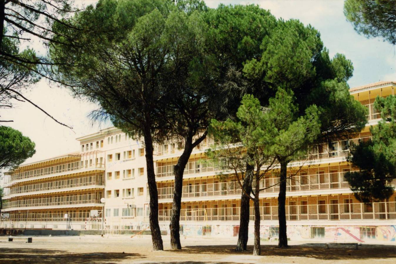 Inaugurado en 1954, entre las localidades de Viana de Cega y Boecillo, acogió a los enfermos del antiguo pabellón de la Magdalena | En los años 80, se convirtió en un centro de Educación Especial dependiente de la Diputación Provincial