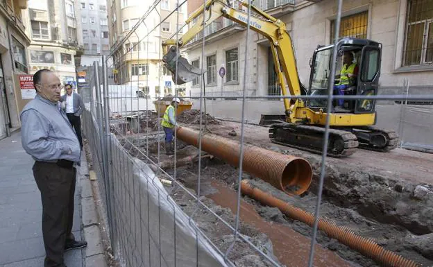 Jubilados controlando unas obras de peatonalización.