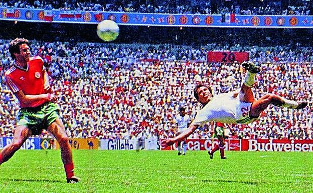 Manuel Negrete, en el momento de golpear el balón. 