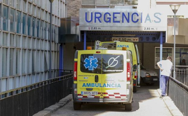 Acceso de las ambulancias al servicio de Urgencias del Virgen Vega.