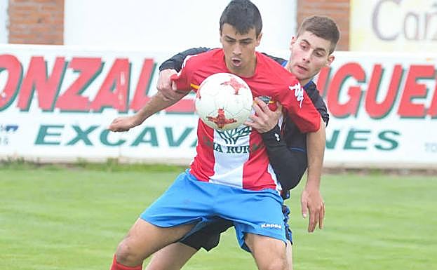 Javi Borrego protege un balón ante un rival con el Tordesillas. 